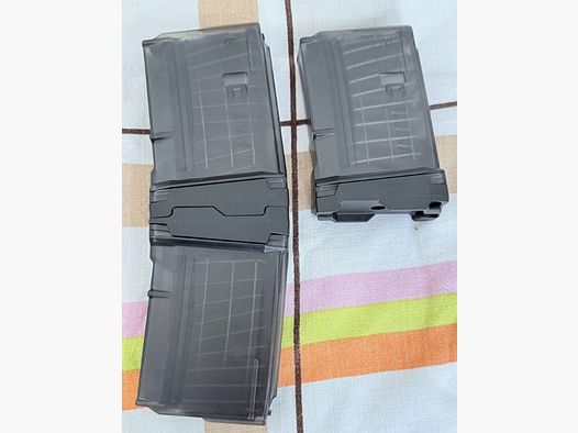 Cross Mag magazyn AR15 połączony z podłożem dla nabojów kal. .223 remington dla platform AR15 takich jak Heckler & Koch MR223, Schmeisser, Haenel CR223 itd.