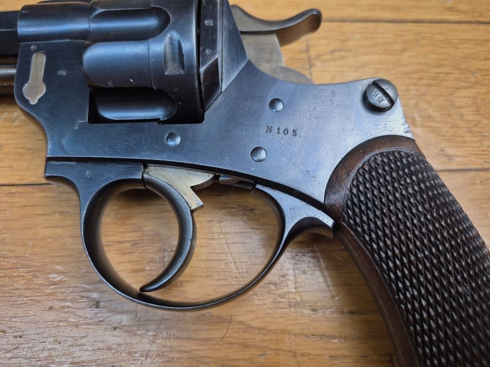 Wunderschöner Offiziersrevolver Modell 1874 – Vollständig monomatrikulierte Waffe – Produktion MAS im Jahr 1875 – Eines der ersten Exemplare, die an den 6. Jäger von Sedan geliefert wurden – Hervorragender Lauf – Mechanisch einwandfrei – Seltenheitszustand! – TBE++, Bild 17 von 25