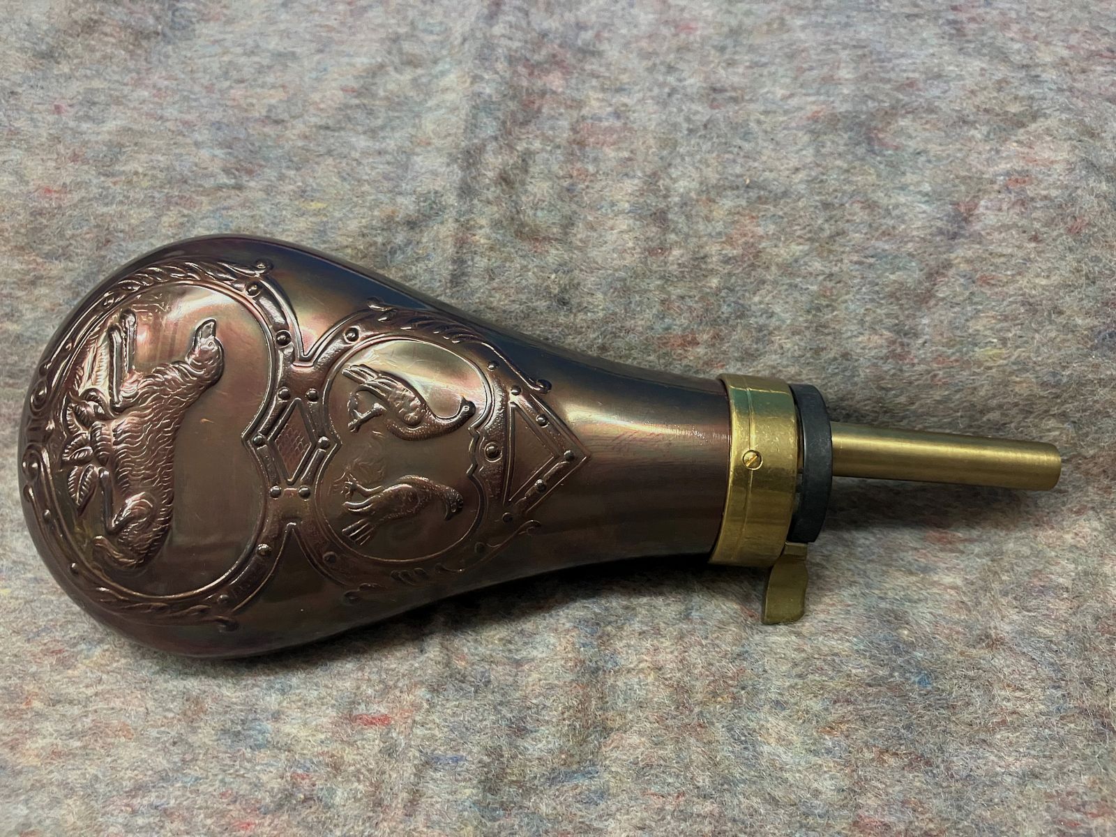 Pulverflasche mit Jagdhund Motiv