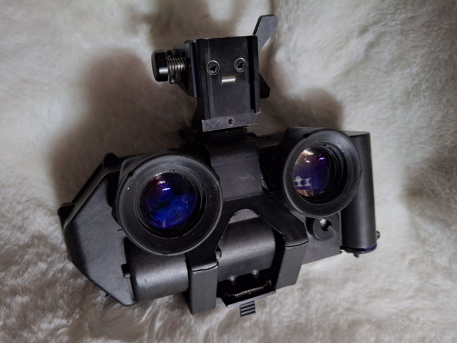 Dispositivo de visión nocturna amplificador de luz residual con montaje para casco y tapa de transporte, es decir, para llevar sin casco.