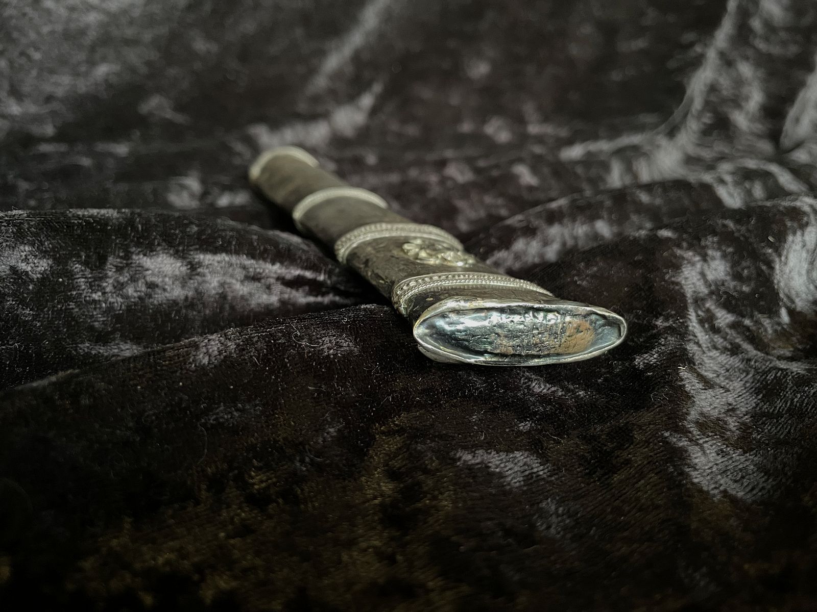 Antyczny srebrny nóż Dha – Myanmar (Birma) XIX w. – uchwyt z morskiej kości słoniowej/kości