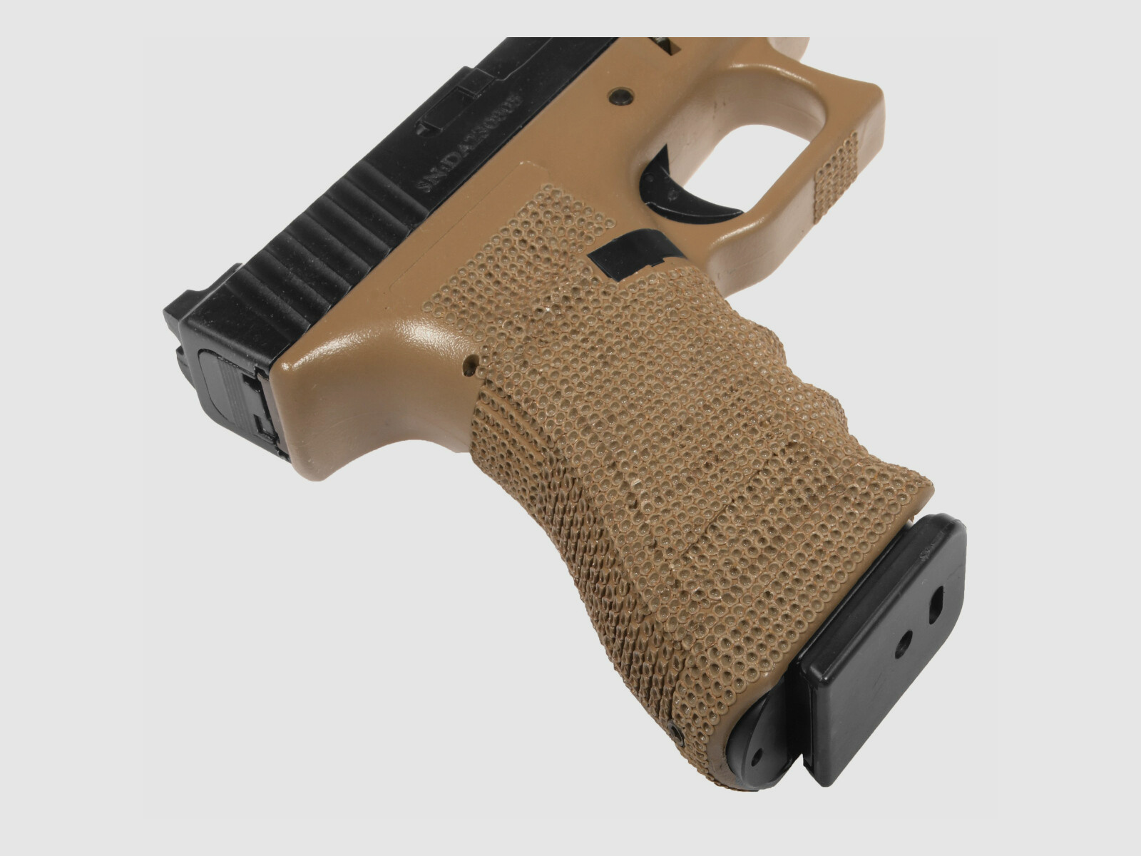 P04 GBB Airsoft Pistole in Tan | Delta Armory
