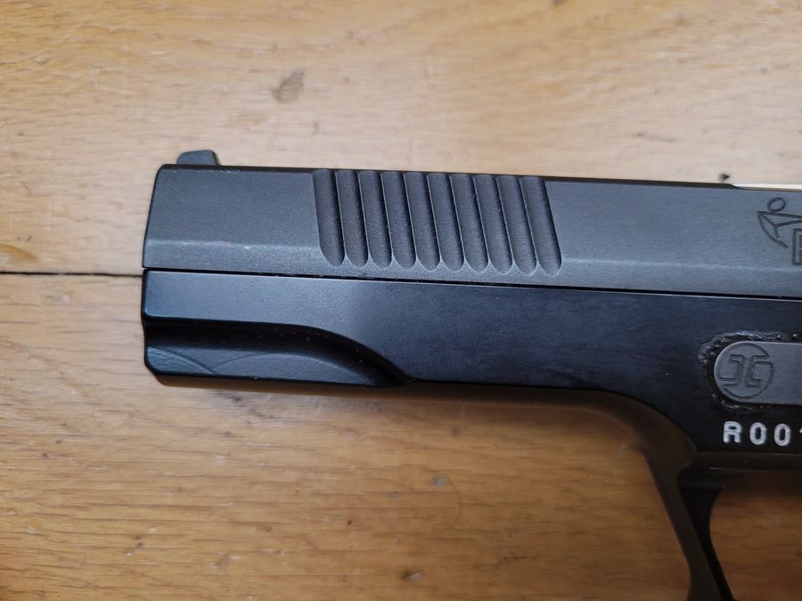 Sehr schöner Pardini GT45 Pistol – 45 ACP – Top-Aluminium-Gehäuse – 13-Schuss-Doppelmagazin – Alle Bedienelemente für Links- und Rechtshänder – Niedrig zugänglicher Verschlussfang – Petter-Verriegelung – Schräger Schaft im Luger-Stil – Luxus und Sport – Neuwertig, Bild 6 von 20