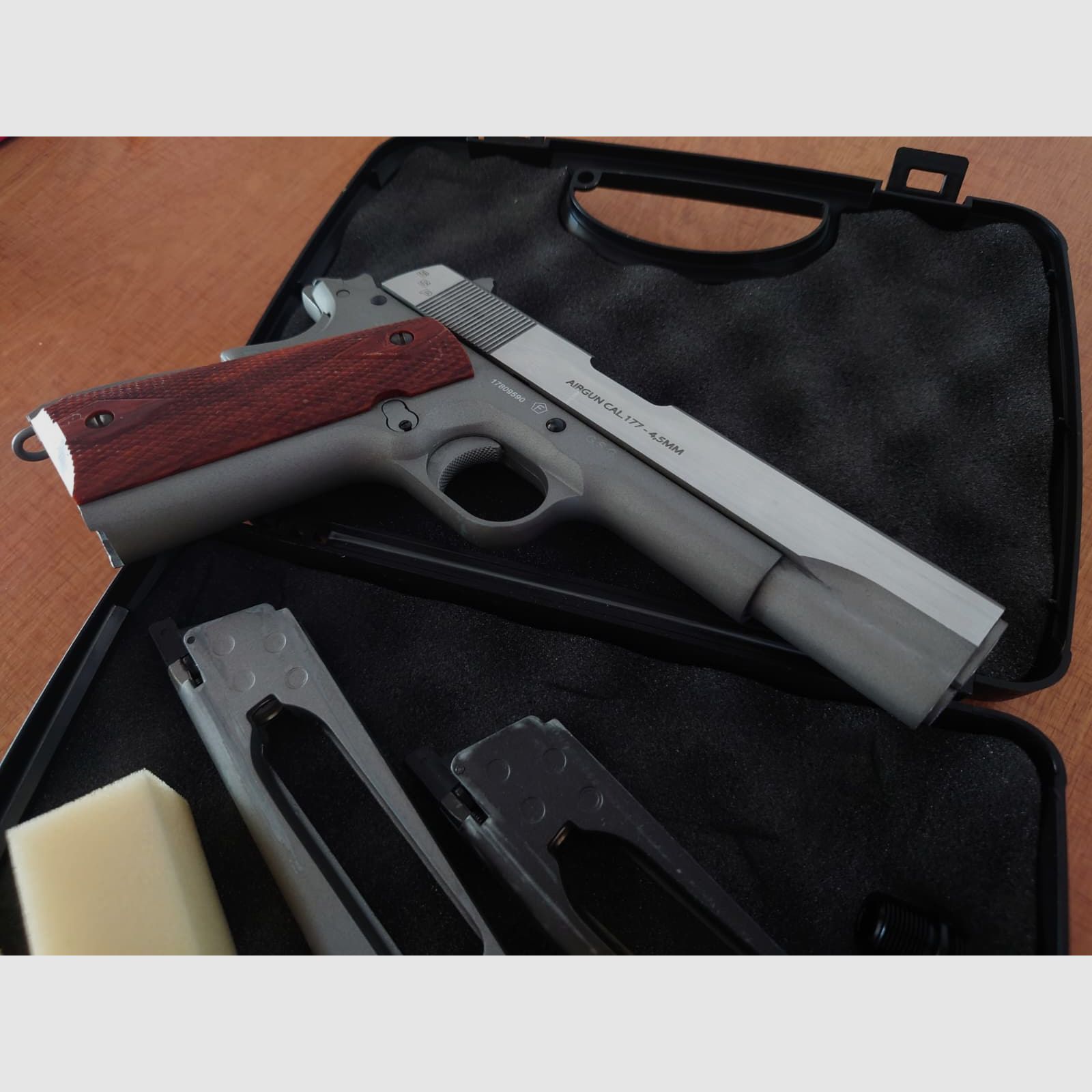 SWISS ARMS 1911 Seventies Stainless 4.5mm BB CO2 (inkl. 2 magazine)