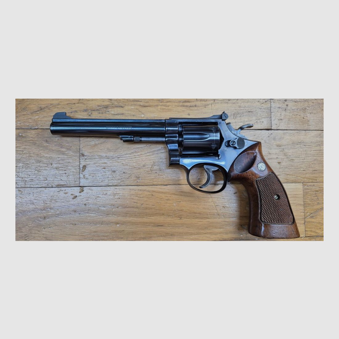 Sehr schönes Exemplar des Revolvers Smith & Wesson 17-3 – Präzisions- und Trainingsrevolver im Kal. .22Lr – Waffe von Springfield aus 1972/1973 – „Pinned and recessed“ – Brünierung und Anpassungen ausgezeichnet – Mechanik in TBE++ – Neu gefluterter Lauf mit 6 Zoll und hervorragenden Zügen – Premium-Qualitätswaffe in heute unberührten Finishes – TBE++ / TBE+++, Bild 2 von 29