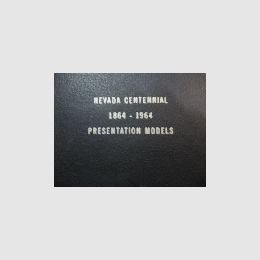 2 rewolwery Nevada Centennial w etui prezentacyjnym z 2 wymiennymi bębnami SAA