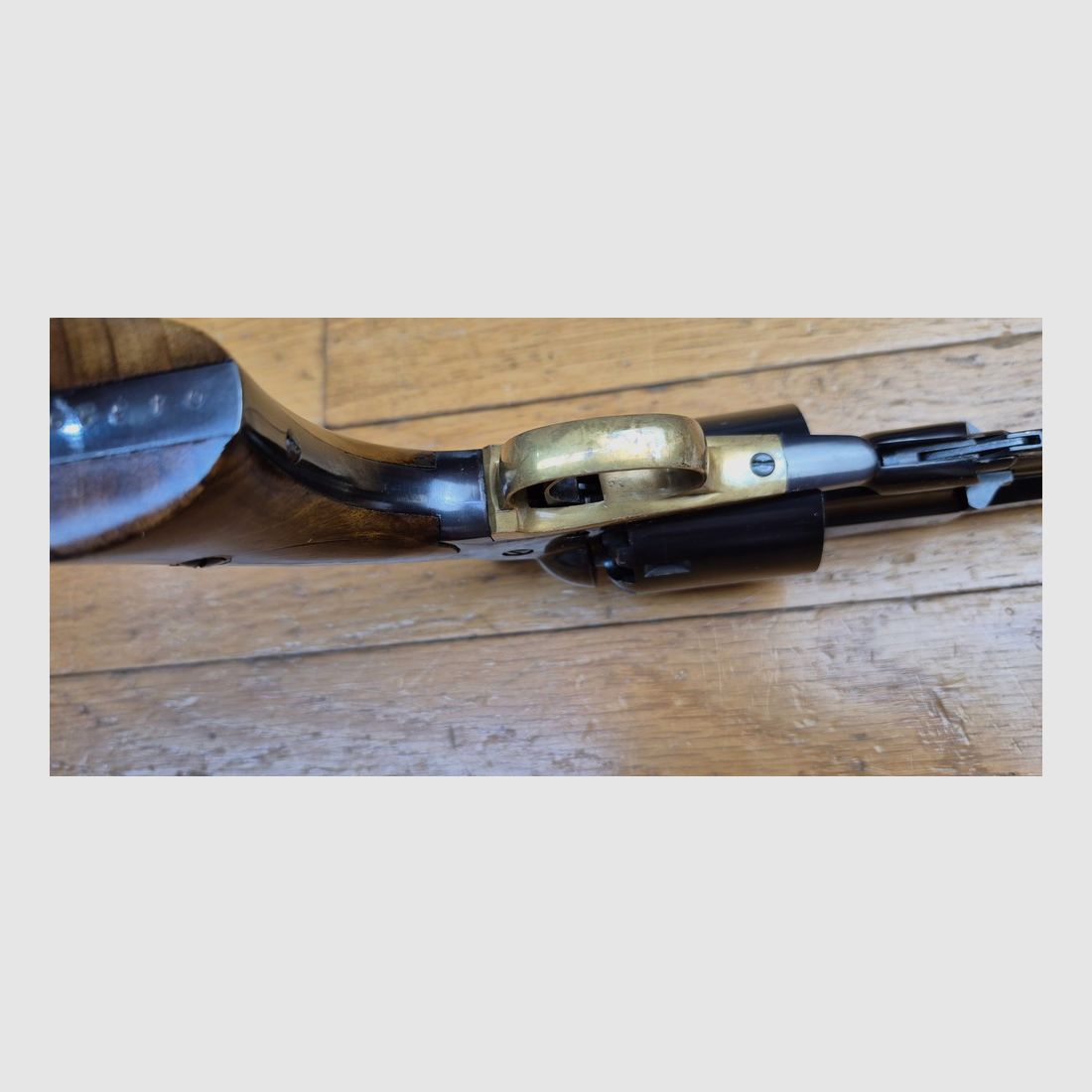 Schöner Revolver Remington 1858 New Model Navy — Kal.36 PN — Italienische Kopie Armi San Marco — Waffe von 1975 in hervorragender Verarbeitung — Brünierung zu 99,9% — Jaspage noch gut vorhanden — Schöne Nussbaum-Griffschalen — Exzellente Mechanik — Spiegelkanal — TBE/TBE+, Bild 11 von 24