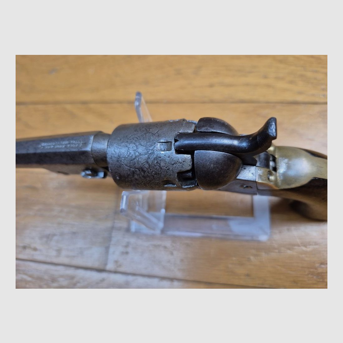 Schöner Colt Pocket 1849 original – Kal. .31 – Waffe von 1856 – In englischem Koffer mit zeitgenössischem Zubehör – Schöner Schaft und gleichmäßige Patina – Gute Mechanik – Lauf und Kammern sehr sauber – Schönes, stimmiges Ensemble aus der Goldgräberzeit – BE+, Bild 14 von 20