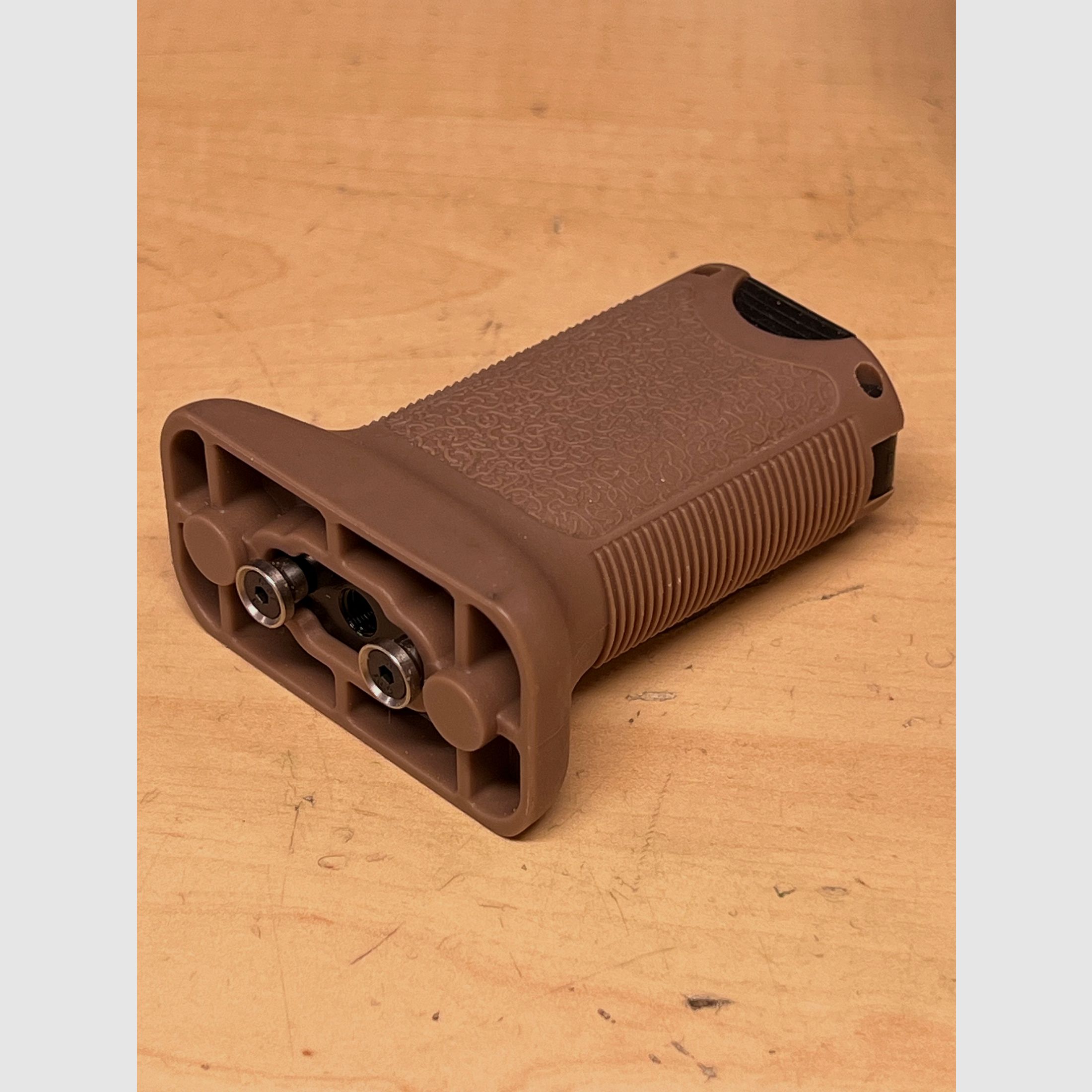 Poignée avant pour Airsoft version angulaire en Dark Earth Key - MOD Type 4