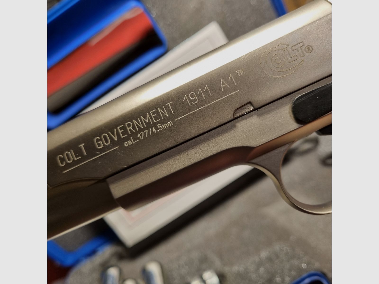 Government 1911 A1, Co2 Diabolos 4,5 mm, seitl. verstellb. Kimme mit Schlüssel, nickel, Holzgriffschalen, 6 zoll