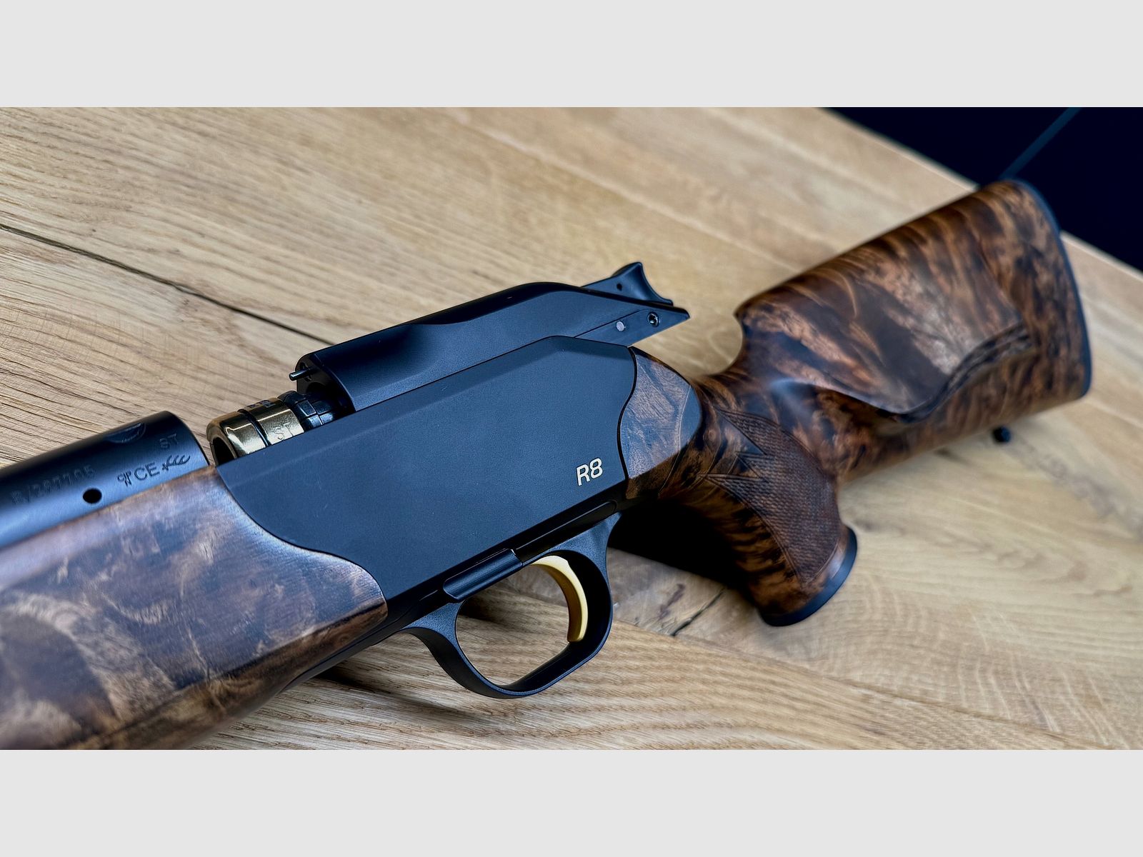Blaser R8 Custom Schaftholz HK 9-10 / mit vielen Goldelementen / Standardkaliber nach Wahl / TRAUMWAFFE
