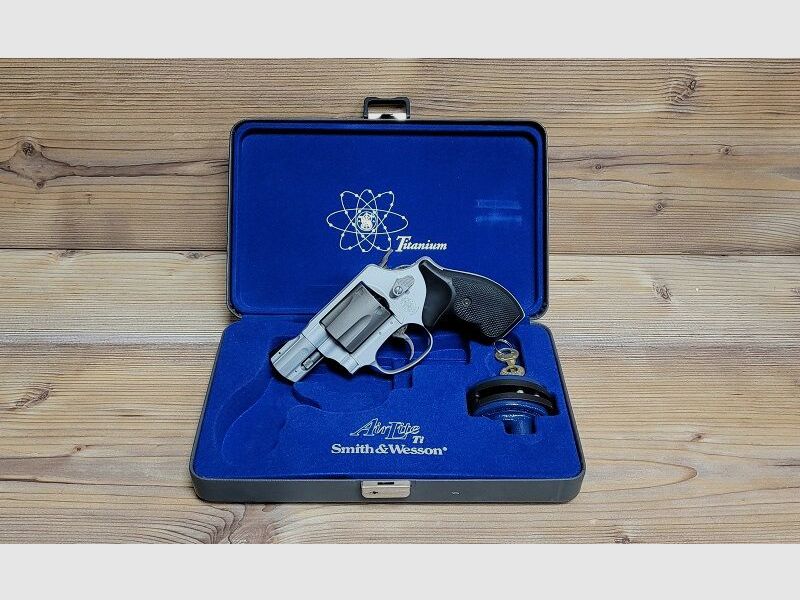 Smith & Wesson AirLite Ti 1.7/8" - S&W Air-Lite Titan