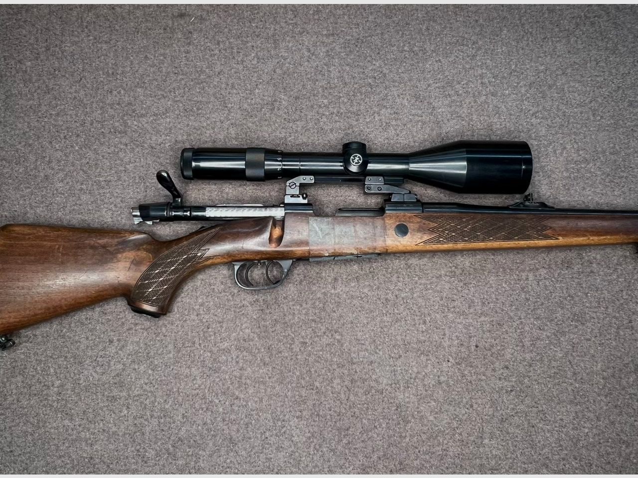 Rifle de cerrojo AKAH Saturn cal. 7x64 con visor