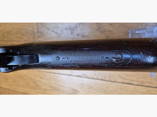 Schöne und seltene Winchester Model 1894 – Version Repetierbüchse mit oktagonalem Lauf (!) – Herstellung Winchester New Haven von … 1896! – Eine der allerersten! – Kal. 38-55WCF PN! – SCHWARZPULVER – Schöne Hölzer – Wunderschöner Lauf – Unschlagbarer Mechanismus – Sehr schöne Markierungen auf schönem Brünieren – Waffe in ausgezeichnetem Zustand zu reinigen! – TBE +