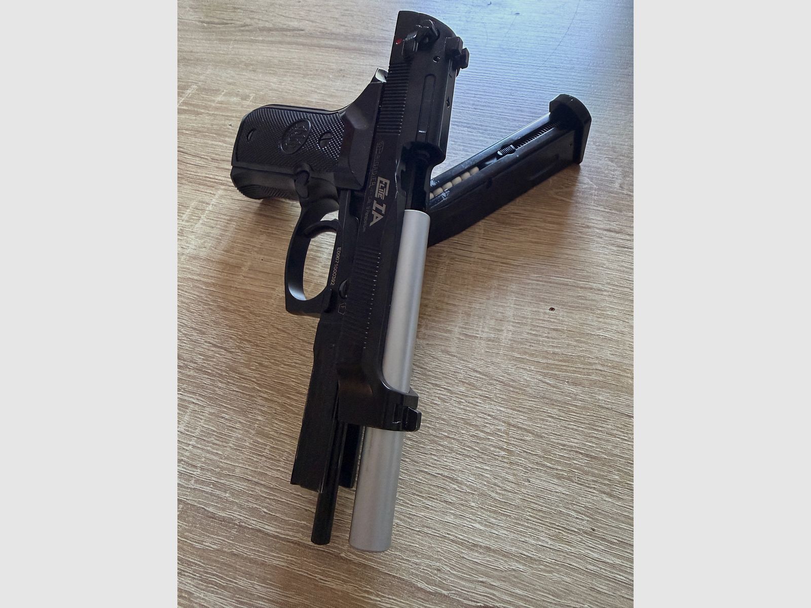 Pistolet airsoftowy KJW Beretta M9A1 z magazynkiem gazowym