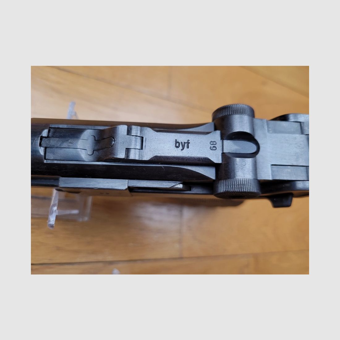 Superbe Luger P08 – Mauser Byf Fertigung von 1942 – seltener Modell genannt „Black Widow“ – Guter „FXO“ Magazin – Mononummer – Zustand nahezu neu!, Bild 15 von 17