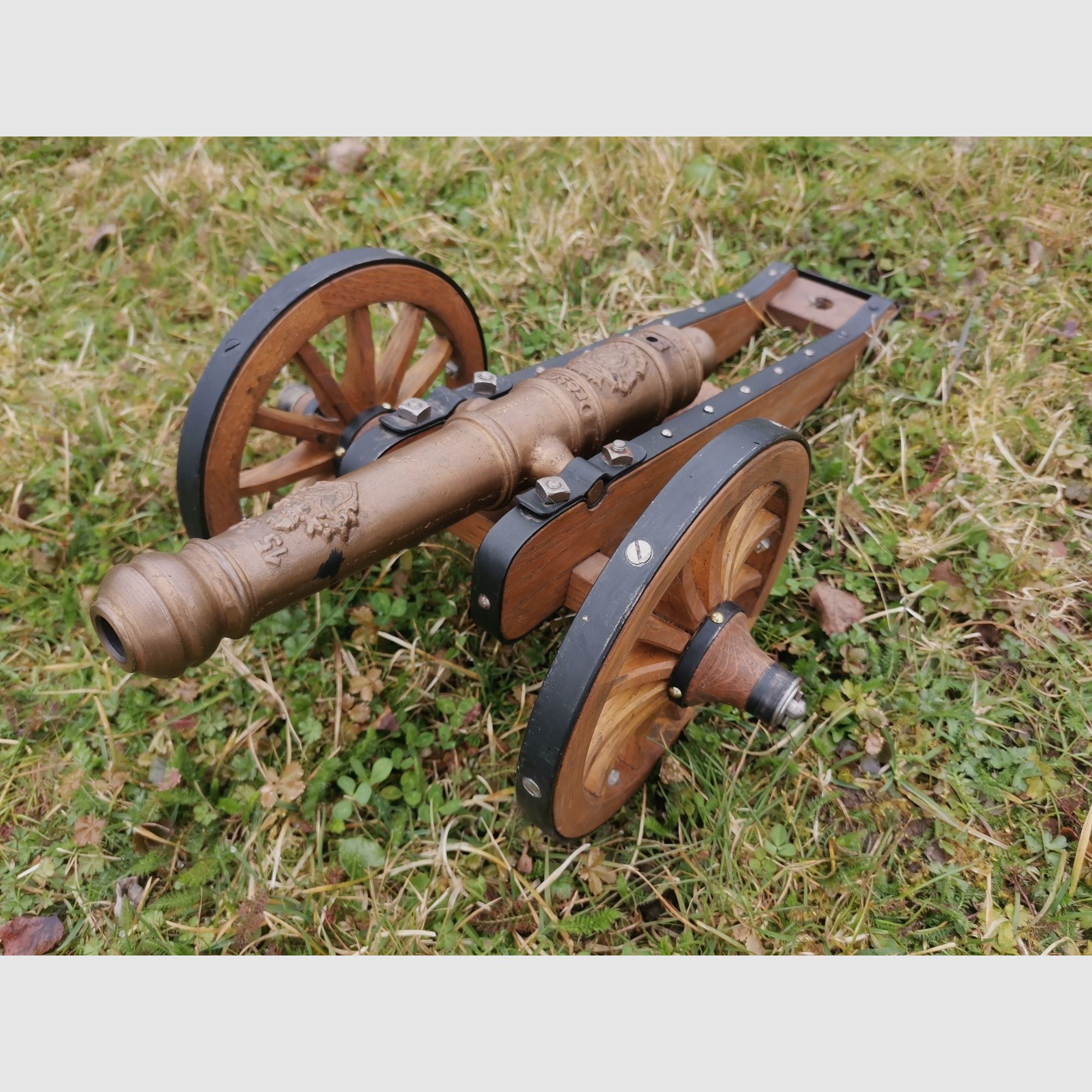 Cannone con valido colpo vivo, cannone a retrocarica, petardo, cannone da saluto