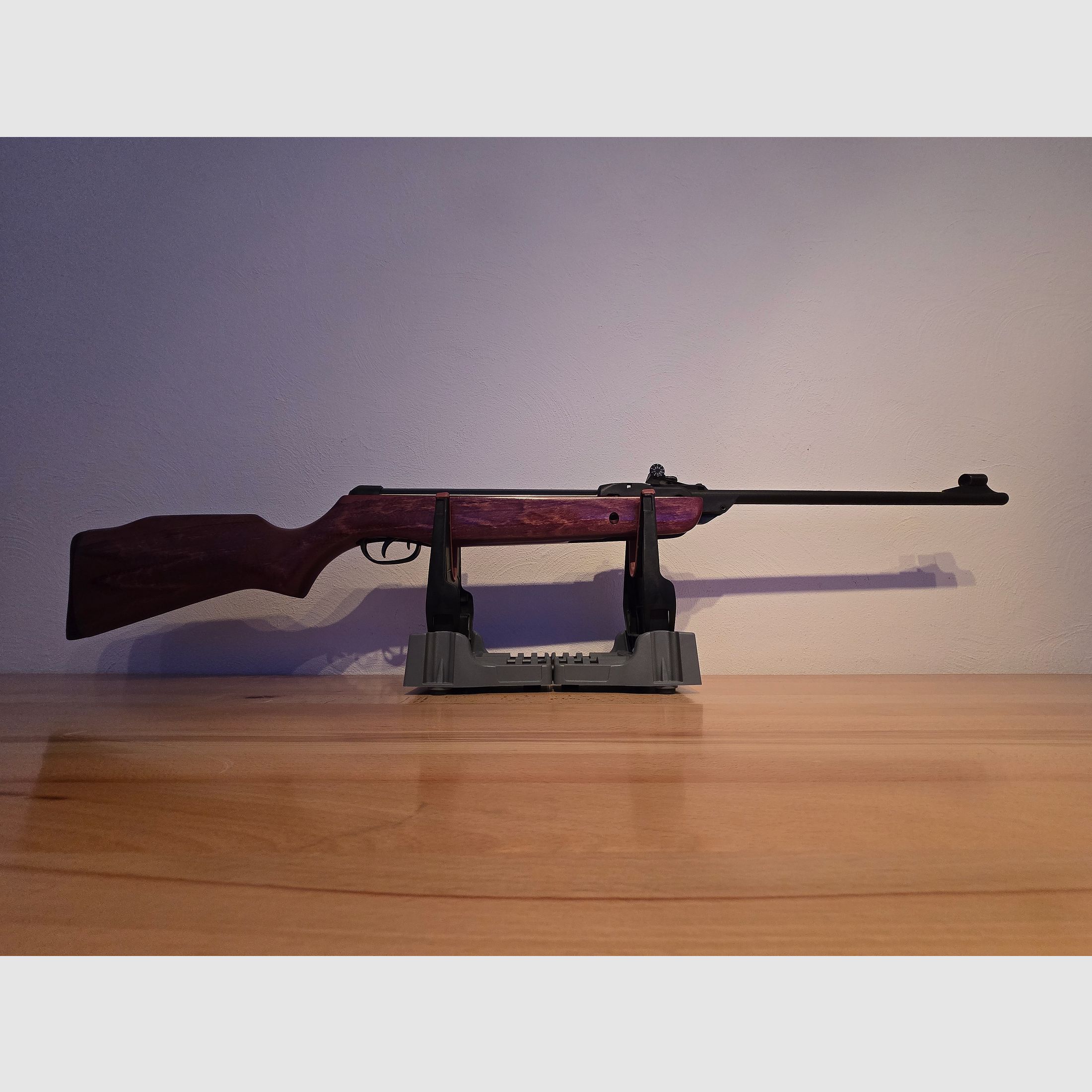 Carabina de aire comprimido GAMO MULTISHOT 8 disparos, con mira abierta en calibre 4,5 mm con 4 cargadores