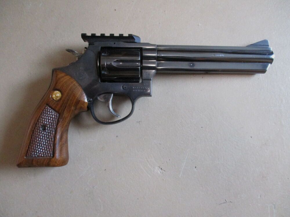 Revólver Taurus .357 mag 6 pulgadas con riel Weaver Weigand y mira