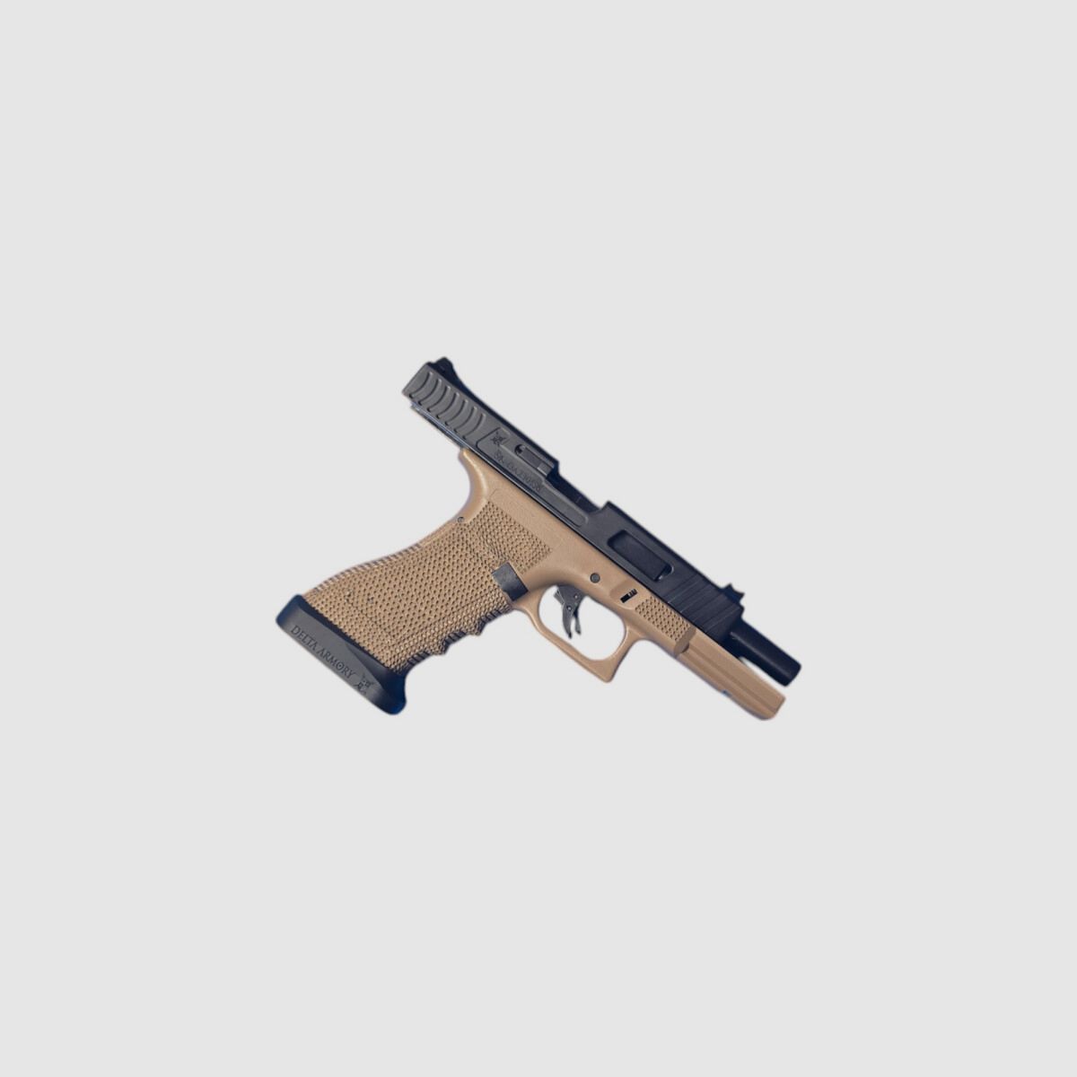 P01 GBB Airsoft Pistool met Grip Stippling in Tan | Delta Armory