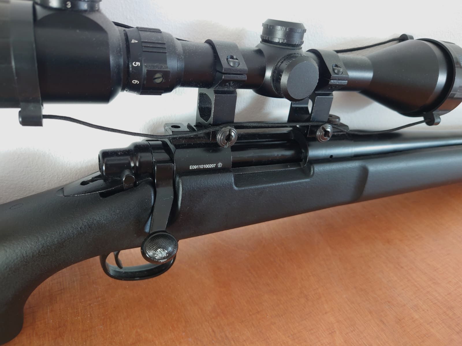 KJ Works M700 Police High Velocity Gas Bolt Action Gewehr 6mm BB schwarz (+MAX Tactical Zielfernrohr 3-9x50E beleuchtet mit Ringe für 22 mm Schiene)
