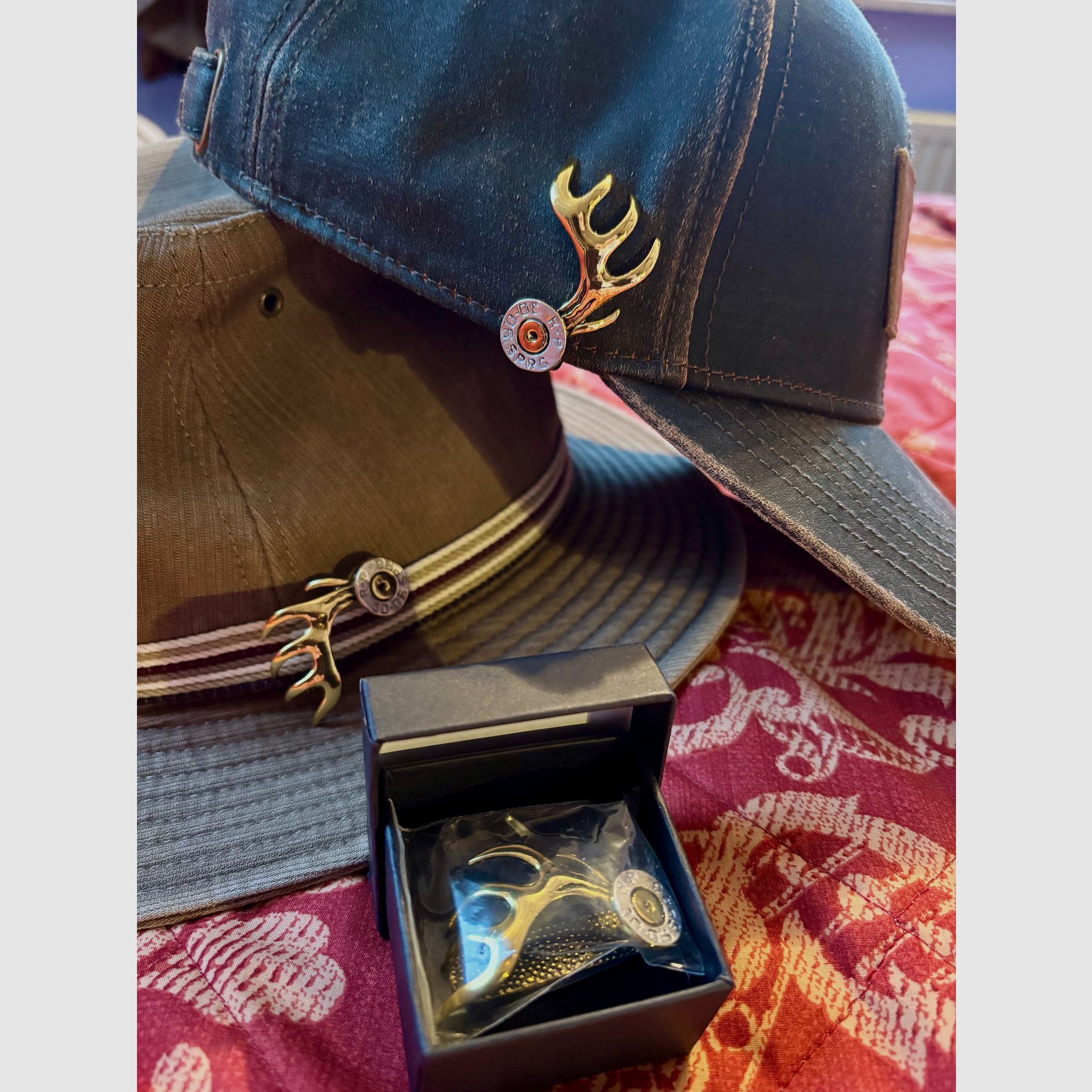 Hut- bzw. Kragen-Anstecker „Patrone „.30.06 Springfield mit Geweihstange edel und selten