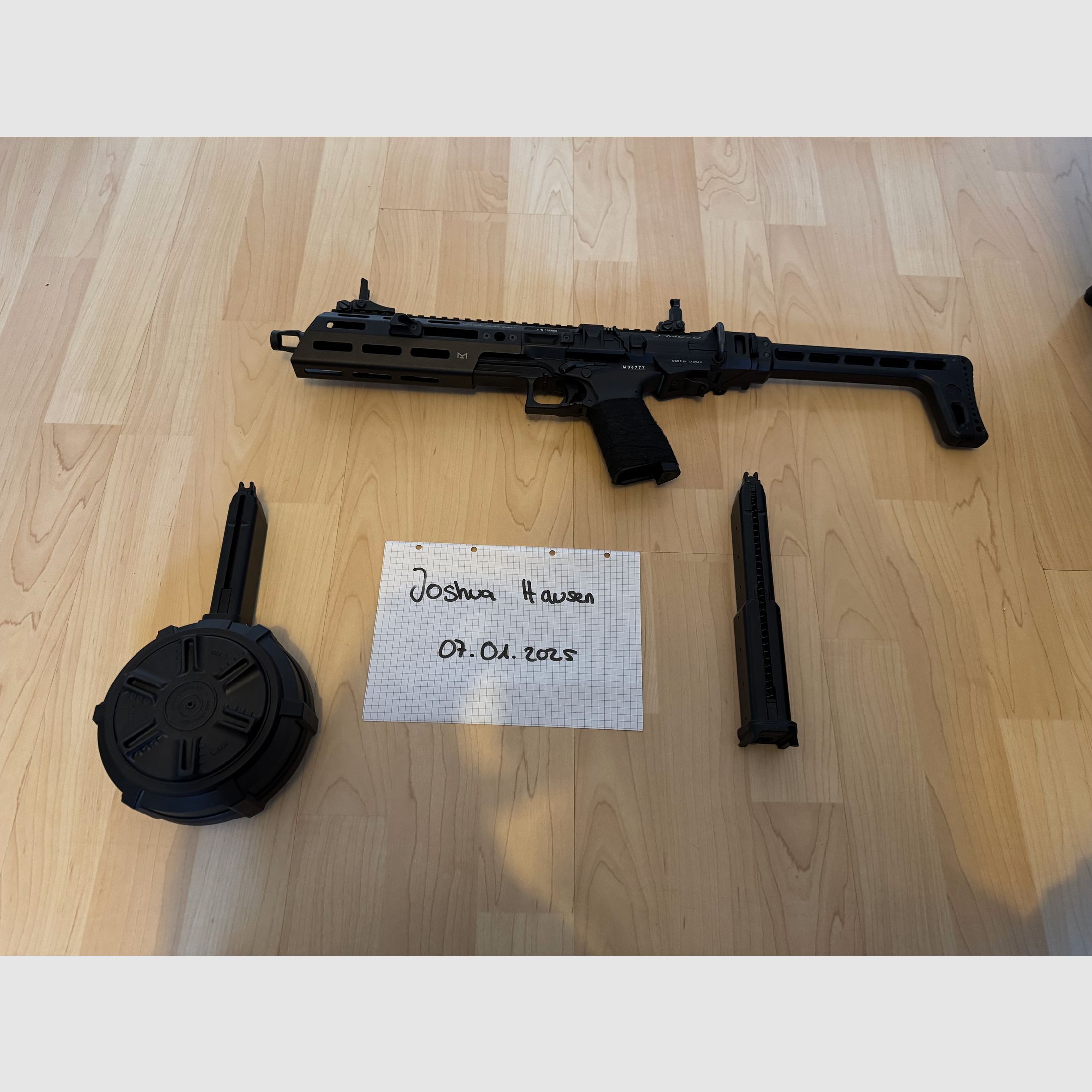BUNDLE: G&G SMC-9 GBB Airsoft +++ Gas Magazine (50 BBs) +++ SMC-9 GBB Drum Mag +++ Firefield Impact Reflex Sight +++ Tracer +++ Koffer