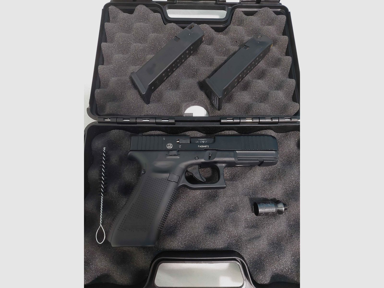 Glock 17 Gen 5 9mm P.A.K. z kaburą i 1 dodatkowym magazynkiem.