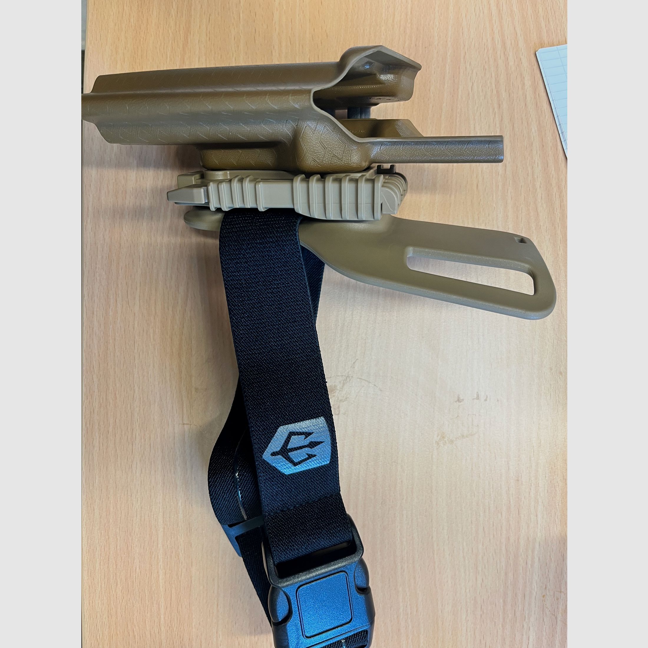 Schwarzer Dreizack-Halter+Kampfgürtel