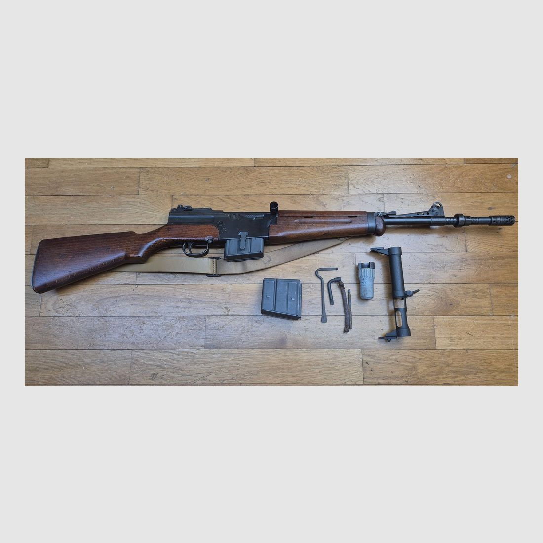 Mooie en zeer zeldzame semi-automatische shotgun MAS 49-56 – Origineel kaliber 7,5 x 54 MAS – Mythisch wapen – Zeer goede mechanische werking – Mooie loop met duidelijke groeven – Goede esthetische staat – twee 10-schots magazijnen – Nachtvuur- en blanco-vuurapparaat (zeldzaam) – Geweerriem – Zeldzaam wapen in uitstekende staat, afbeelding 1 van 35