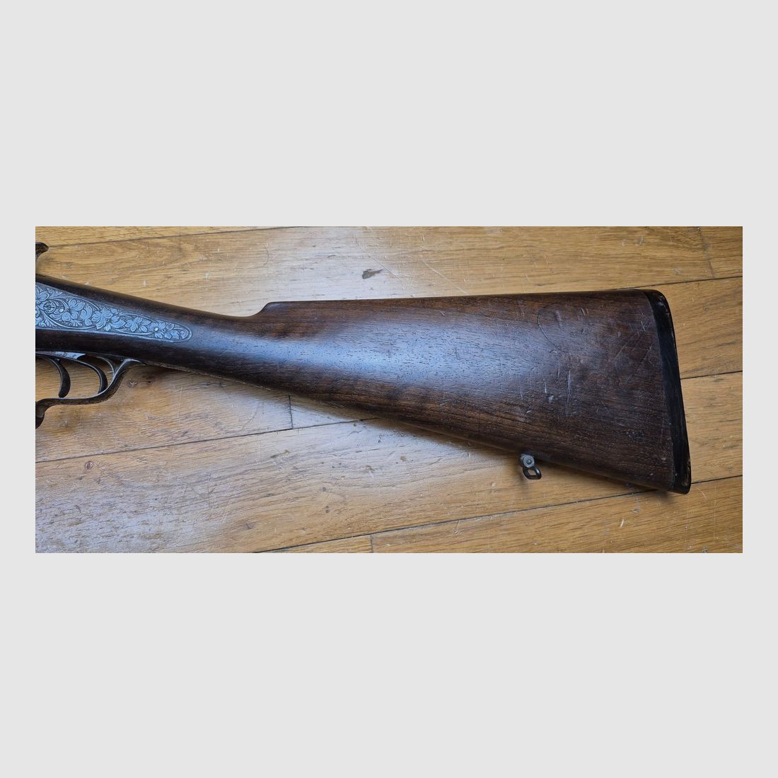 Sehr schönes Seitengewehr – Signiert auf der Laufbande „Maison de l’Inventeur Lefaucheux – 37 rue Vivienne in Paris“ – Wunderschöne Damaschusläufe – Kal. 16 – Brünierung bei 85% – Wunderschöne Gravuren an Beschlägen und Teilen – Alle Schrauben guillochiert – Schaftplatte aus Ebenholz – Sehr schönes rotes Nussbaumholz – Ausgezeichneter mechanischer Zustand – Kein Spiel – Läufe innen noch sehr sauber trotz alter Oxidation – Und ein „ECHTER“ Lefaucheux! – Waffe in TBE insgesamt – TBE, Bild 2 von 47