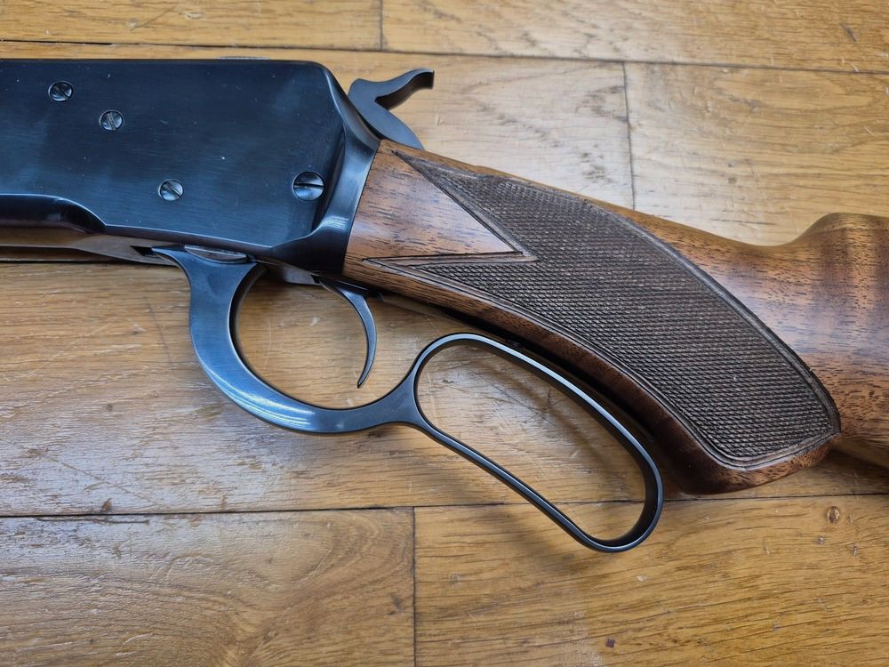 Wunderschöne Winchester 1892 „Repetierbüchse“ – Version „Gewehr“ / Flinte mit oktogonalem Lauf – Seltenes Take Down Modell – Kal. .44-40 mit 10+1 Schuss – Miroku Japan Ausführung – Limitierte Serie 2 x 251 Exemplare – Schöne Nussbaumholz in Klasse V oder VI – Originalbox mit Dokumenten und Schloss – Nie geschossen – Neue Waffe – TBE++++, Bild 31 von 39