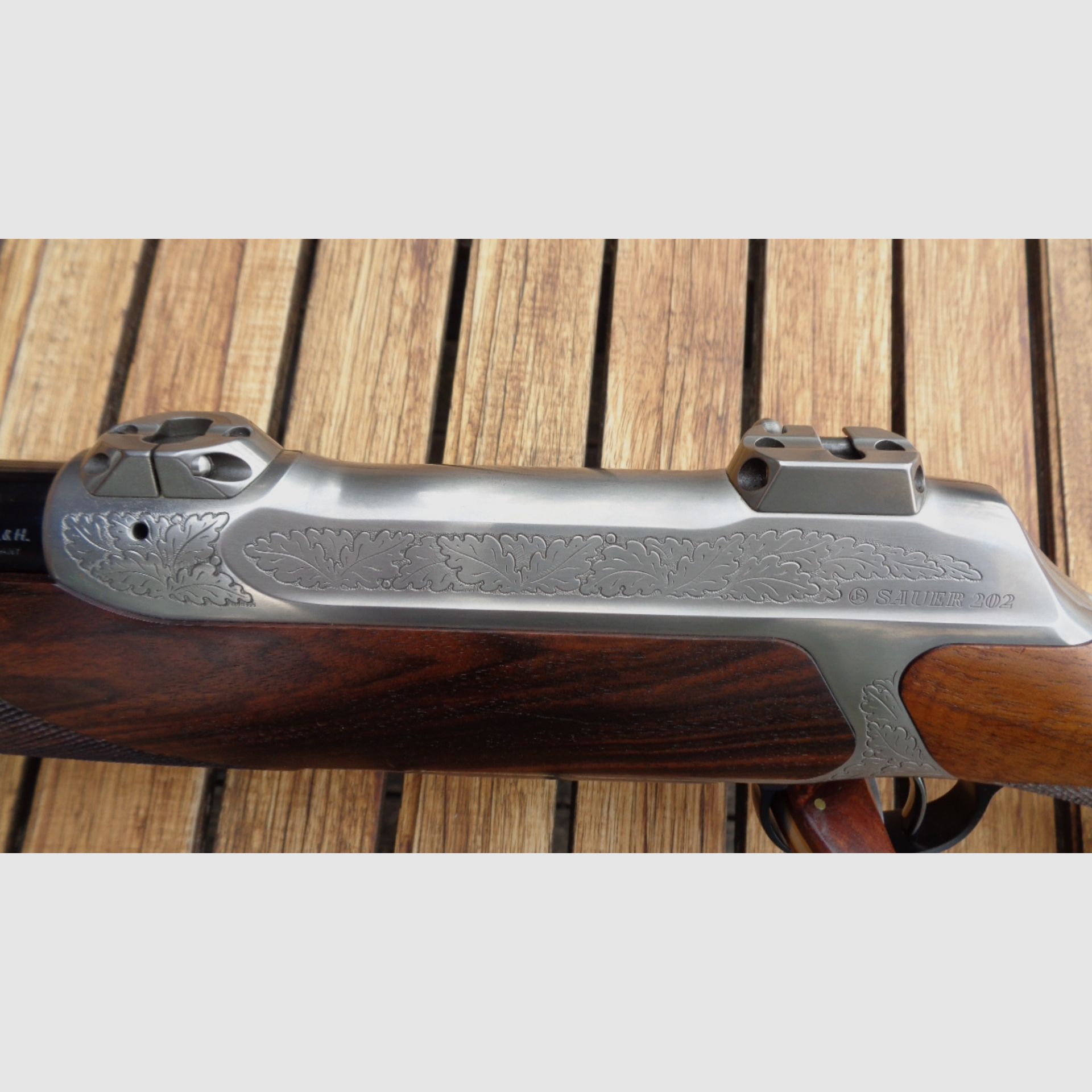 Sauer 202 .375 H&H Europa Luxus E nitriertes Stahlgehäuse Eichenlaub-Gravur ausgesuchtem Nußbaumholz