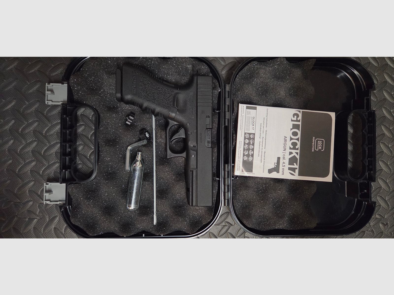 Glock 17 Co2 pistol caliber 4.5 mm steel BB / diabolo blowback (P18)