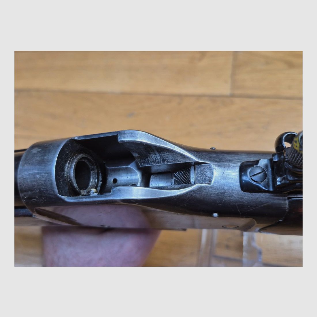 Außergewöhnliche Winchester Repetierbüchse Modell 1885 – Kal. 45-90 – 1. Patent von Browning! – Spezial für Bisons und TLD! – Waffe von 1899 – Sehr seltenes Modell High Wall Rundempfänger – Sehr schönes amerikanisches Nussbaumholz – Original brüniertes Gehäuse TBE – Perfekte Mechanik – Schwerer Spiegel-Lauf – Gute Markierungen – Forgierte Buck Horn Visierung und Marble Diopter – TBE+, Bild 25 von 41