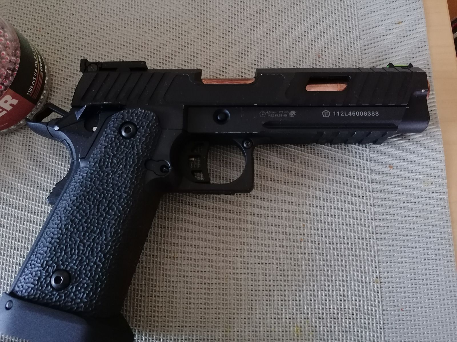 Pistole 4,5mm Kaliber mit Magazin und Halfter