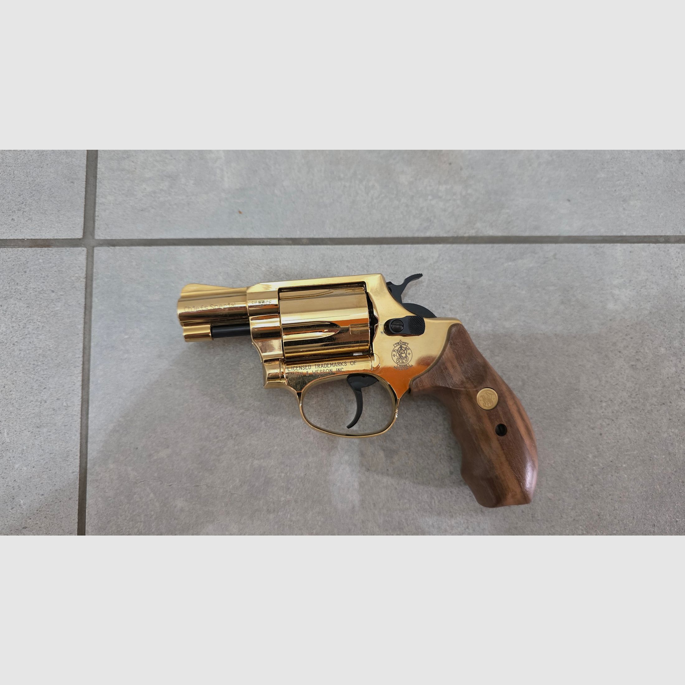 Smith & Wesson Chiefs Special 9 mm R.K., 24 Karat vergoldet, Holzgriffschalen