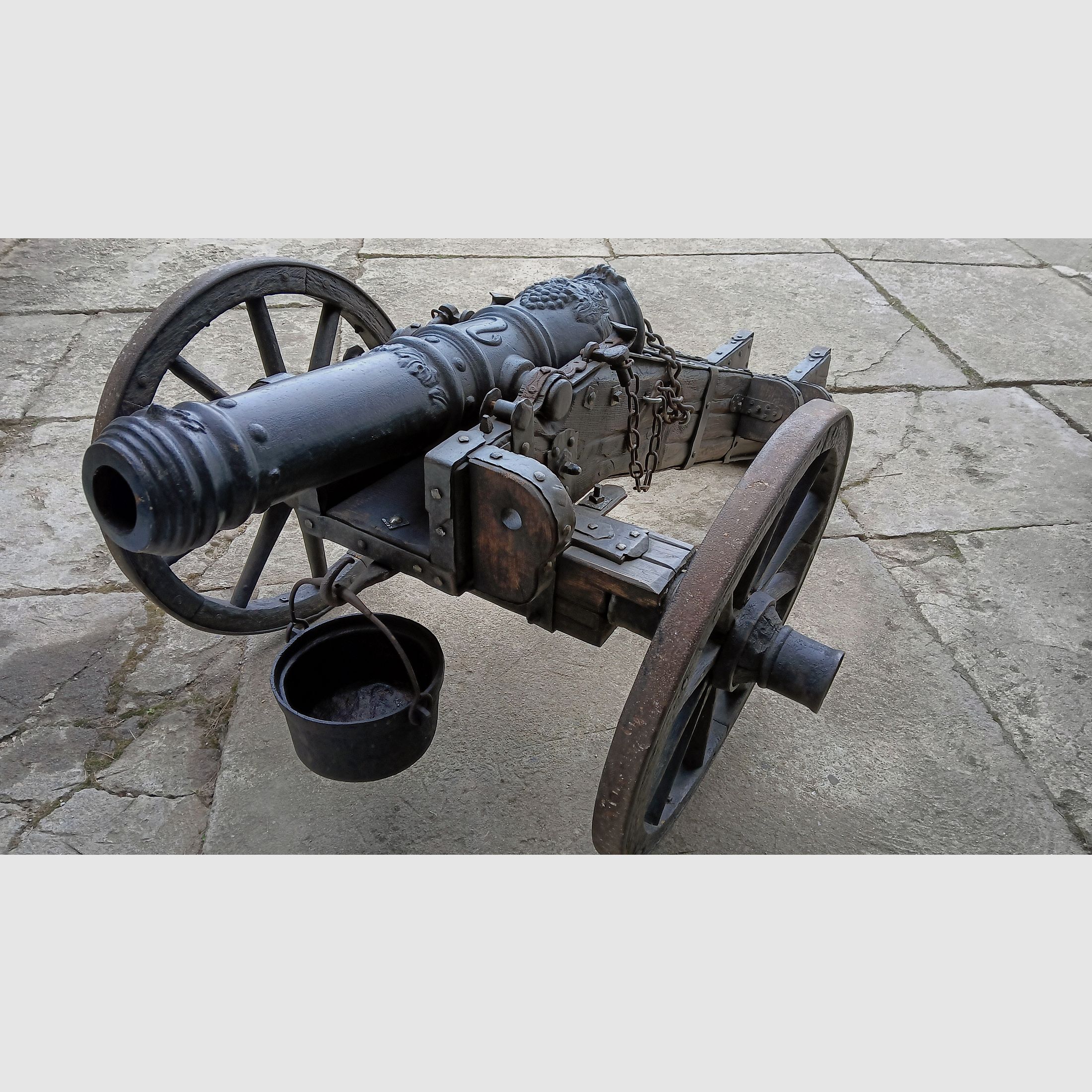 OgłoszenieReplika armaty wojskowej