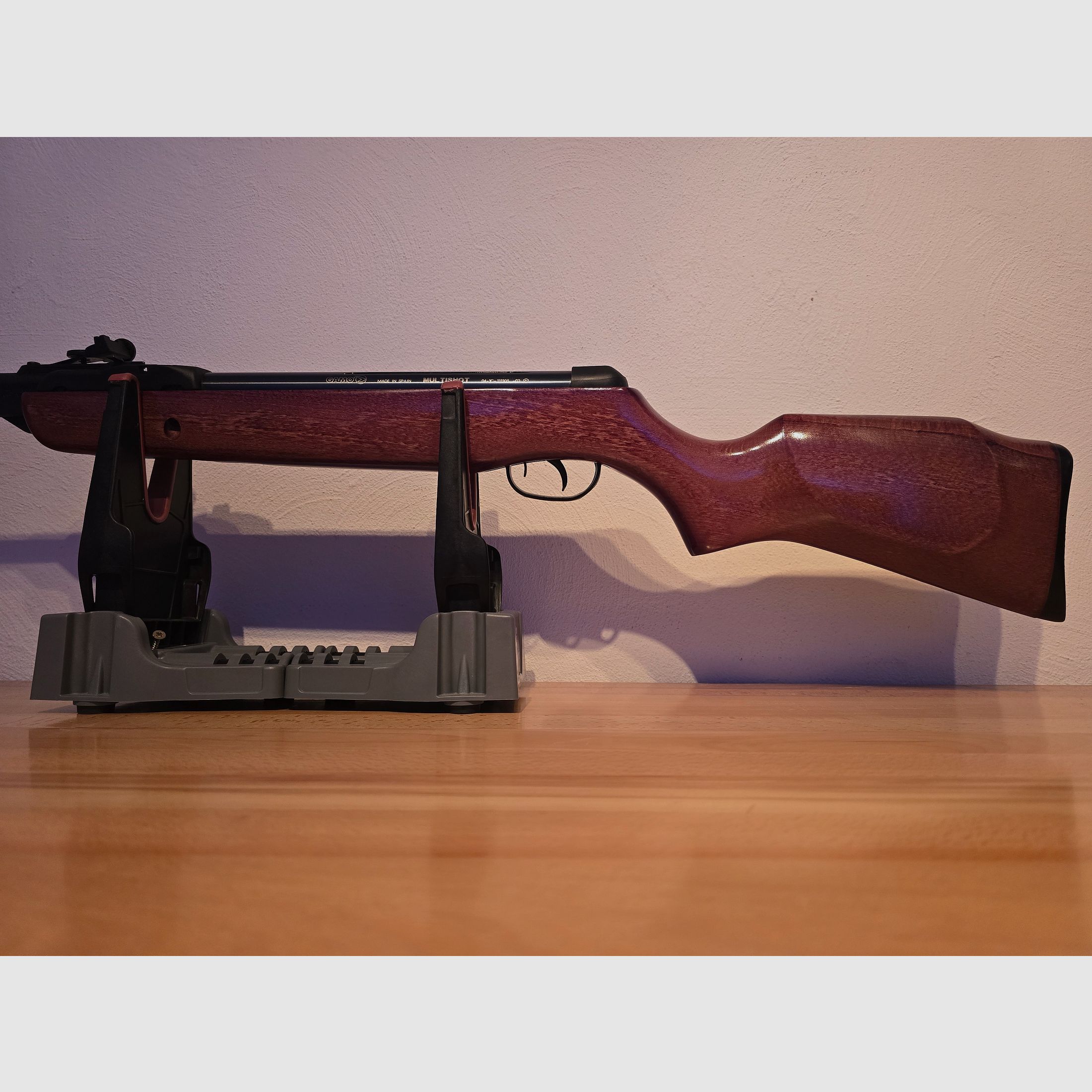 Carabina de aire comprimido GAMO MULTISHOT 8 disparos, con mira abierta en calibre 4,5 mm con 4 cargadores