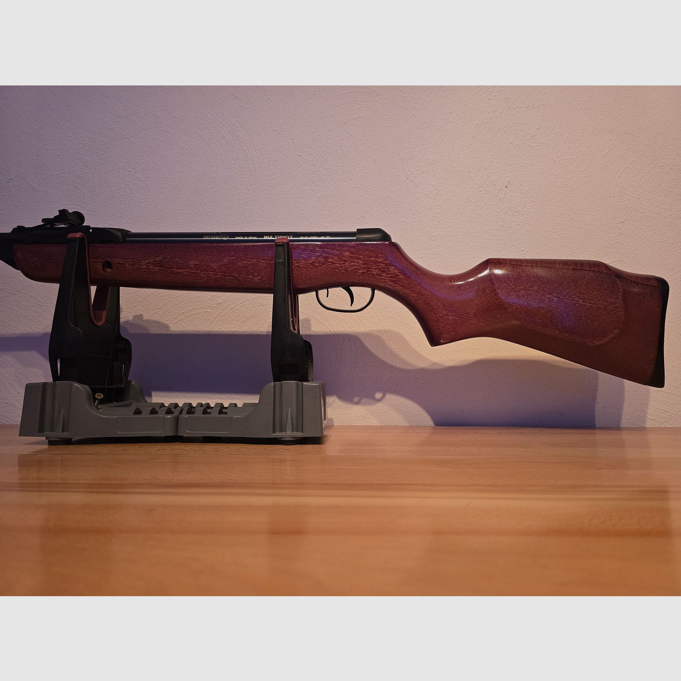Carabina de aire comprimido GAMO MULTISHOT 8 disparos, con mira abierta en calibre 4,5 mm con 4 cargadores