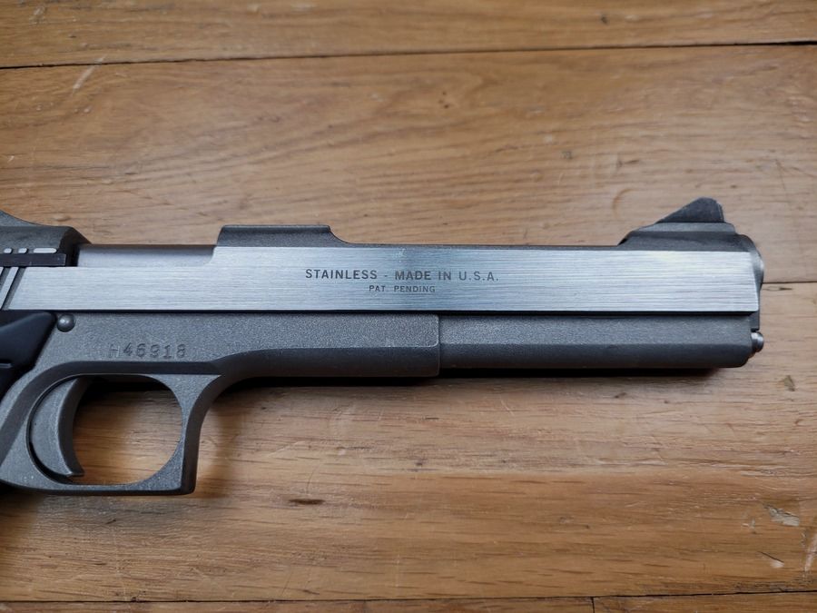 Sehr schöner und seltener Automag II – Kaliber 22 Magnum – Herstellung AMT – Edelstahl von A bis Z – Selten sechs Zoll – Ausgezeichneter mechanischer Zustand – Originalverpackung – 3 Magazine – Custom-Holster der Marke Pony – Neuwertig!, Bild 20 von 21