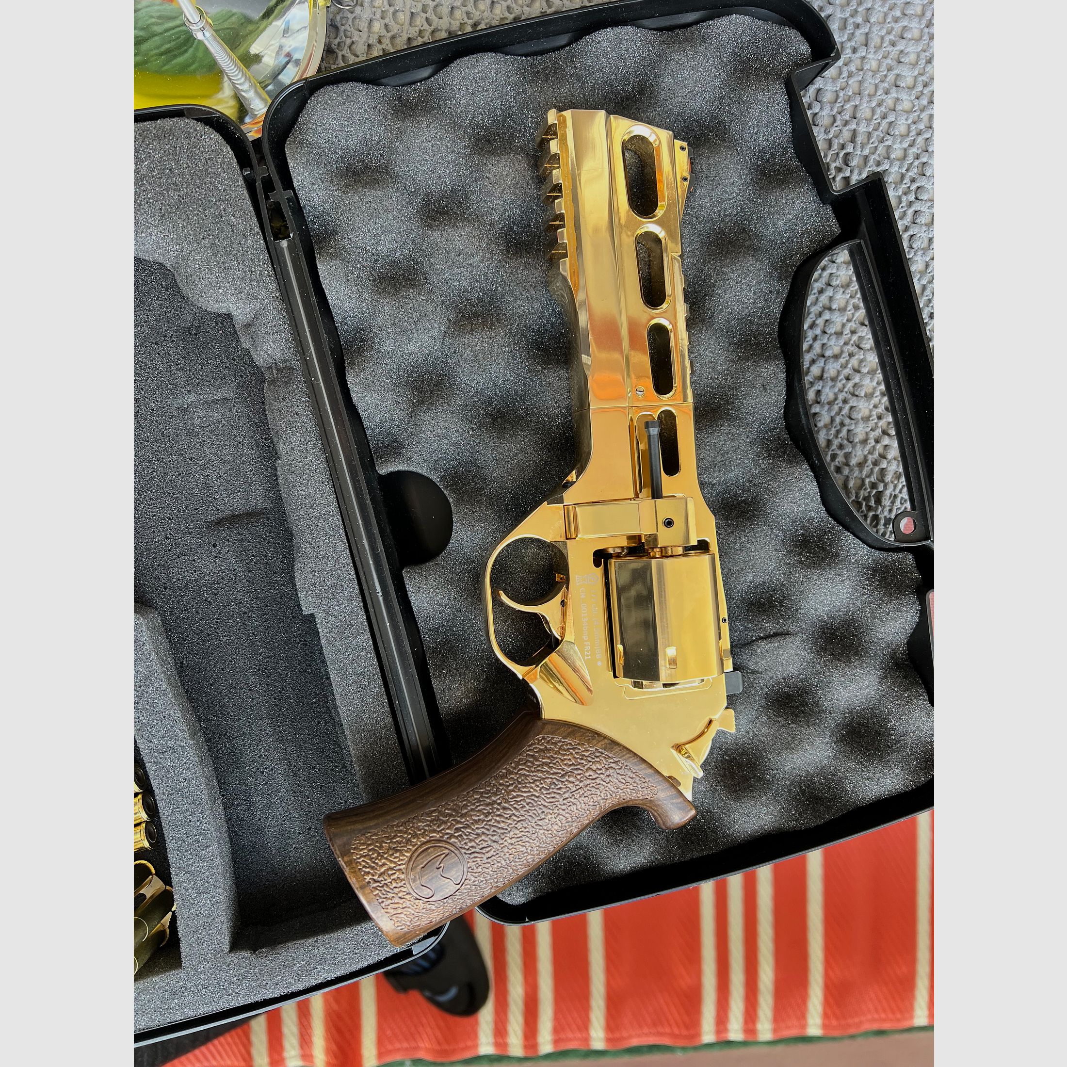Revolver " CHIAPPA " von FireArms limitiert, 18 Karat Vergoldet