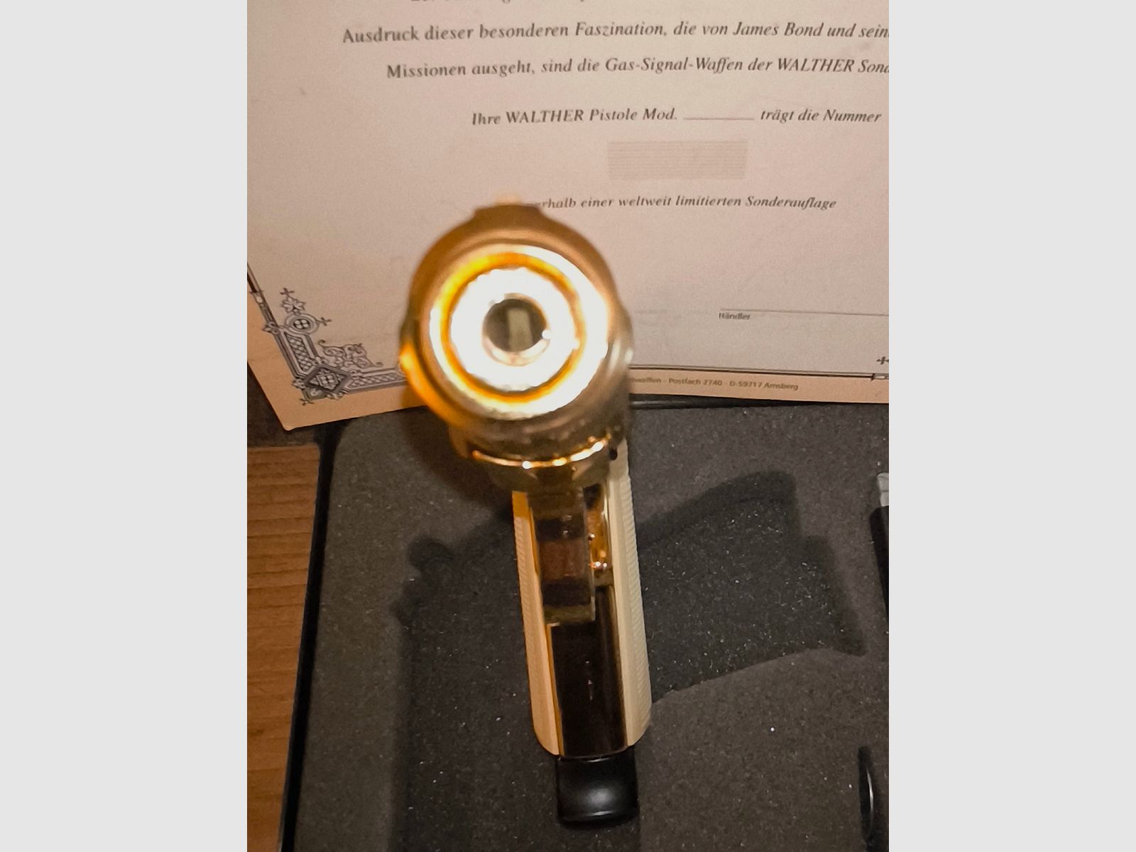 ⚠️ Attenzione collezionisti e fan di James Bond!! Walther PP - Edizione limitata speciale - James Bond - Oro con impugnature bianche e certificato, oltre a cassetta VHS e caricatore aggiuntivo con fondo piatto, calibro 9mmPAK, mai sparato e visivamente e funzionalmente in condizioni impeccabili, assolutamente come nuovo!! Pezzo da vetrina!!