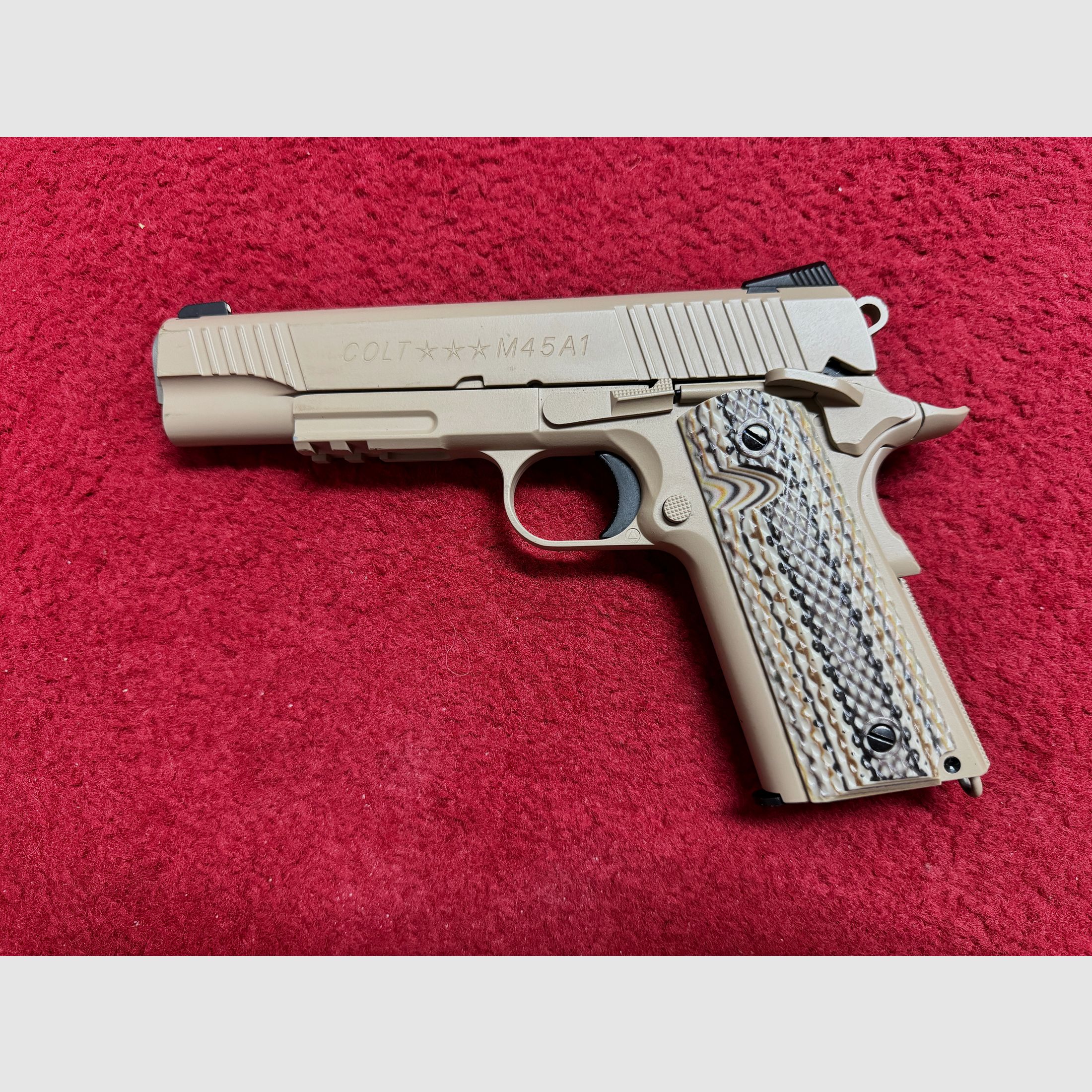 Cybergun 1911 M45A1 Tan Co² GBB 6mm like new with case and original packaging