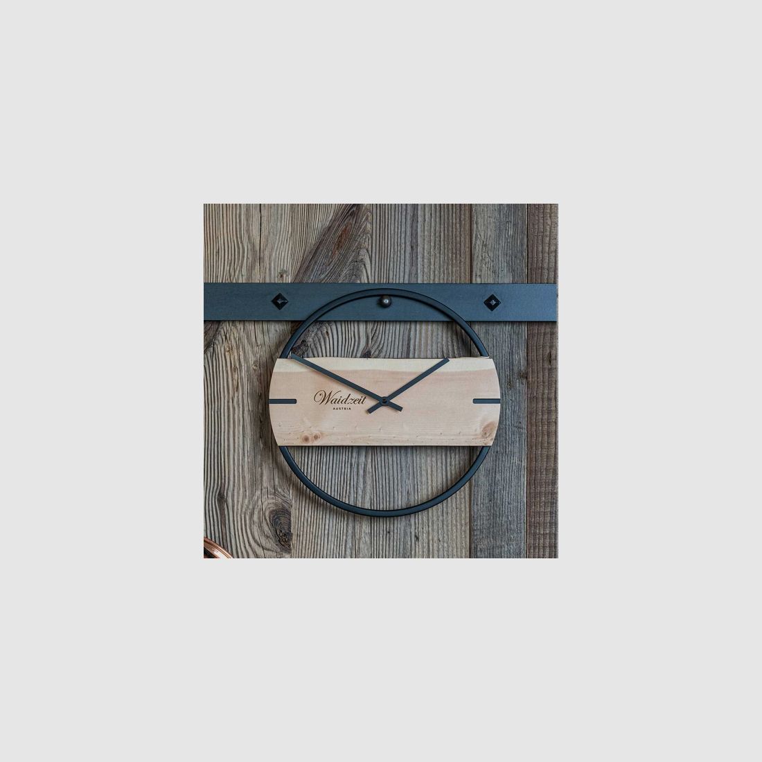 Wanduhr Novum aus Zirbenholz