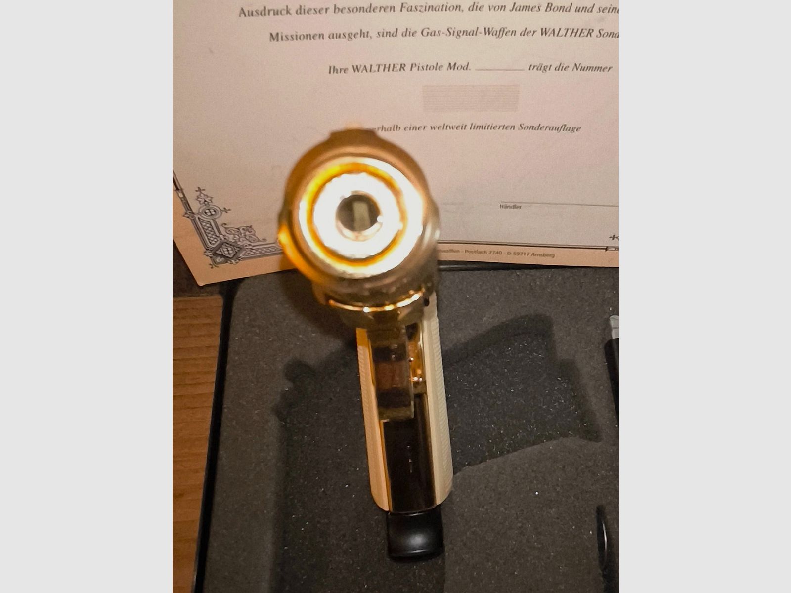 Preis VB!! ⚠️ Achtung James Bond Fans - Echte Rarität  - Vitrine Stück & Ungeschossen!!! Limitierte Sonderedition GoldenEye der 90er Jahre - Walther PP Gold mit Weißen Griffschalen & Zertifikat sowie VHS Kassette, sowie zusätzlichen Magazin mit Flachen Magazinboden,PTB Nr. 620, Absolut Neuwertig,Optisch sowie Funktionell in einem Tadellosen top Zustand & Ungeschossen!! ⚠️ Versandkosten Frei!!