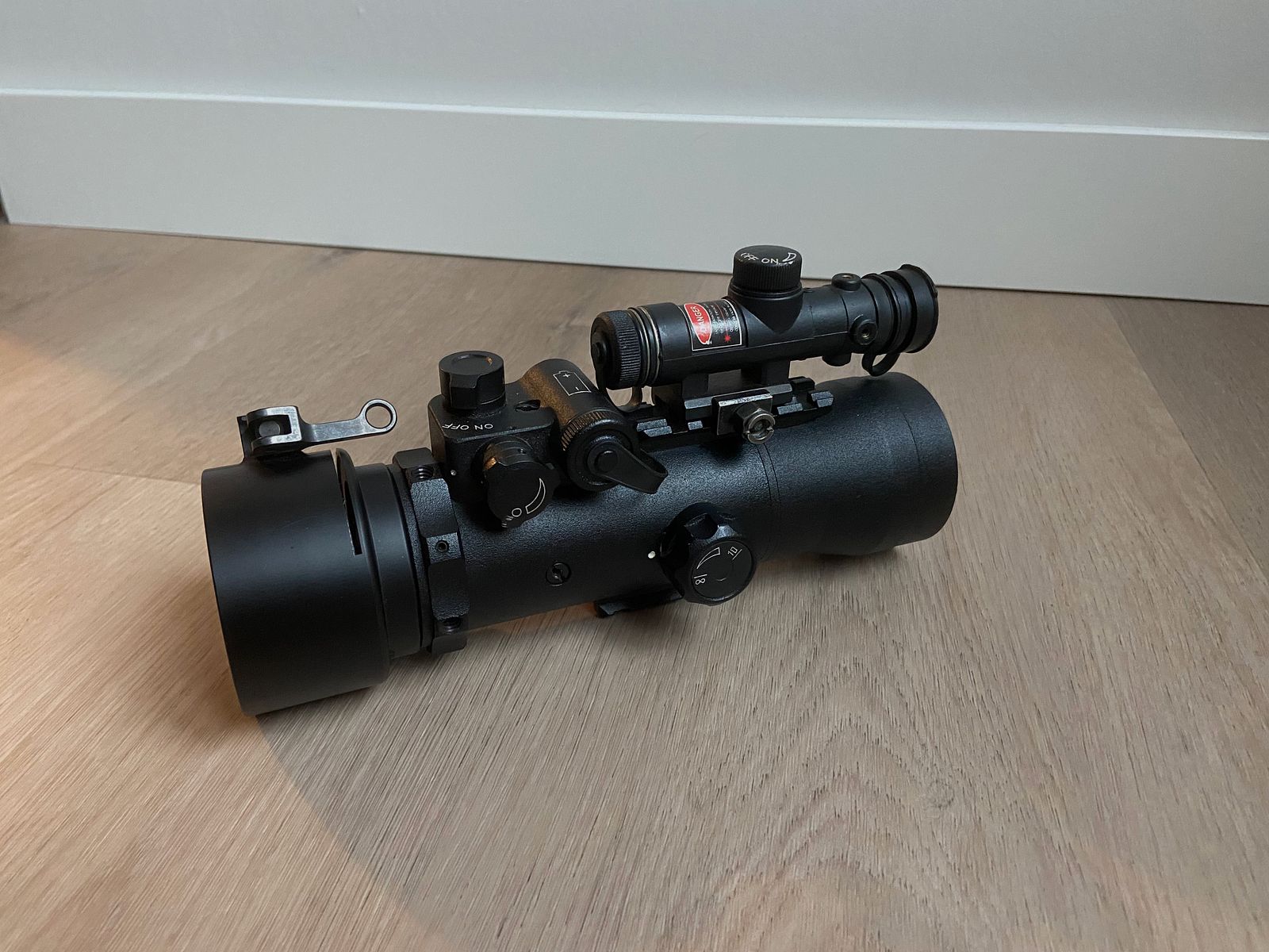 Dipol DN34 Pro z lampą podczerwieni (laser IR)