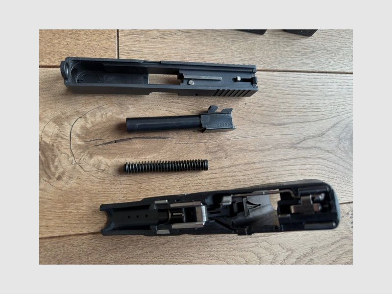 Glock 19 Gen 2 - Sammlerstück / sehr guter Original-Zustand - 4 Magazine - Sport- und Safety-Holster