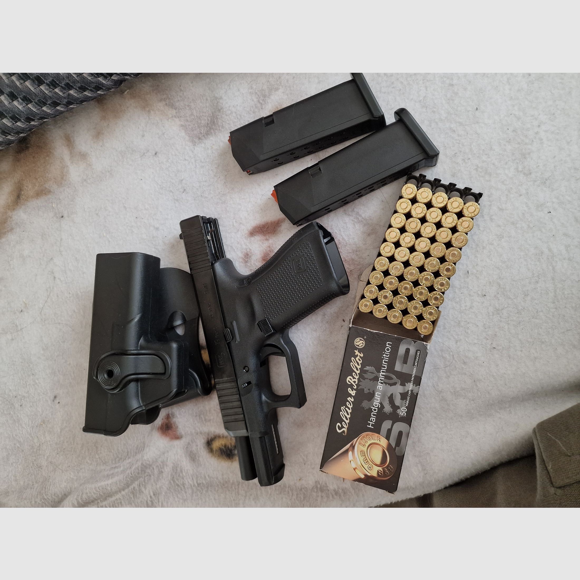 Verkaufe eine Glock 19 Gen 5  9mm mit Munition und Holster 