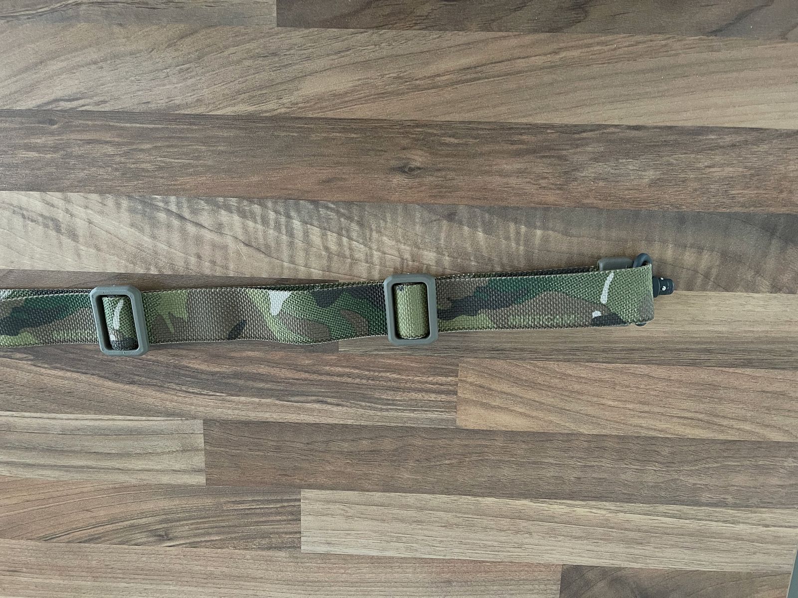BLUE FORCE GEAR VICKERS 2-na-1 pasek nośny z czerwonym obrotowym złączem, MultiCam